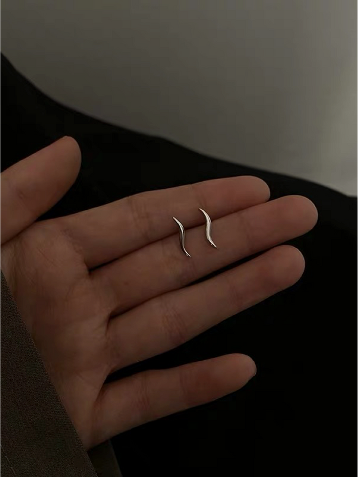 SKYLA SILVER EAR STUDS
